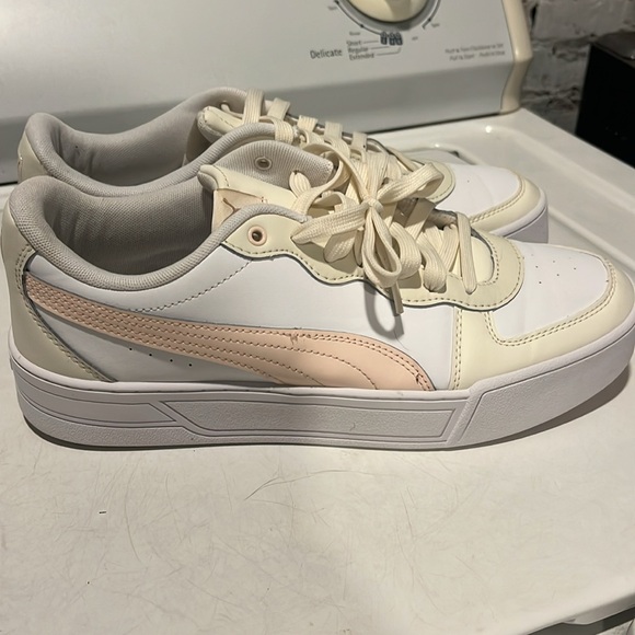 Puma sneakers size 10.5 - Picture 4 of 7